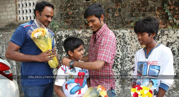 dhanush gifts gold chain kaaka muttai team copy